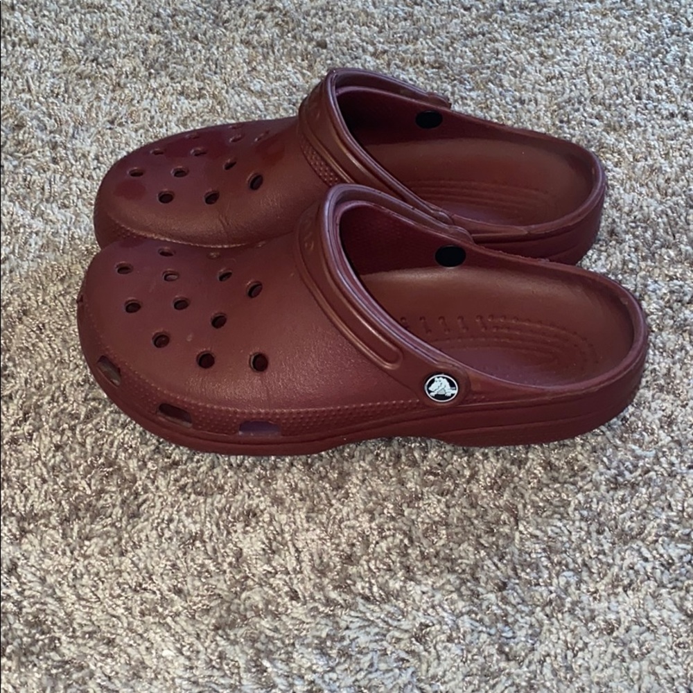 Maroon crocs